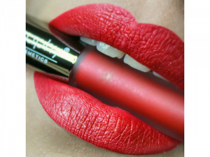 Bodyography Lip Lava – Ilgnoturīga lūpu krāsa (Strawberry Moon)